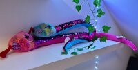 Plüschtier Plüschschlange XXL Plüsch-Schlange weich gefüllt, ideal zum Trösten Kuscheln Einschlafhilfe Toys Schlange Snake Kuscheltier (Blau Pink Glitzer 110 cm)