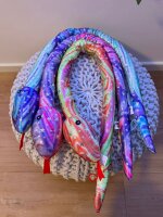 Plüschtier Plüschschlange XXL Plüsch-Schlange weich gefüllt, ideal zum Trösten Kuscheln Einschlafhilfe Toys Schlange Snake Kuscheltier Schlange Blau Lila Sterne Glitzer 100 cm