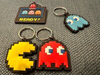 Schlüsselanhänger 5cm Mini Anhänger Geschenk Cartoon Schlüsselanhänger Silikon Schlüsselanhänger für Handyhülle Charme Rucksack Geschenk Pac-Man gelb Inky blau